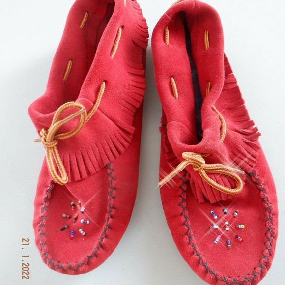 Huron Indians suede moccasins US 7 red with decorative beads - Picture 3 of 12